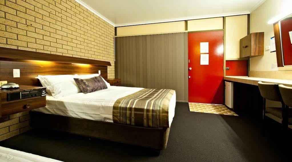 Sarina Motor Inn Exterior photo